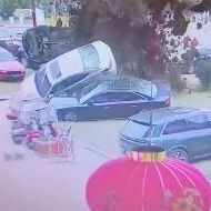 四川资中小孩放鞭炮引爆沼气池，多辆豪车被掀翻，幸无人员伤亡-GOGO社区